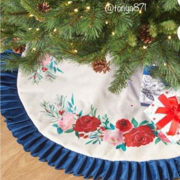 🦋 NEW Pioneer Woman Blue Ruffle & Red Roses Christmas Tree Skirt, 48" - Picture 4 of 6